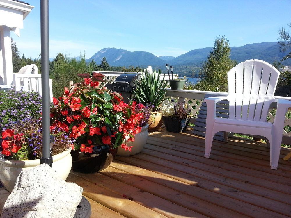 Above The Inlet Hotel Sechelt Exterior foto