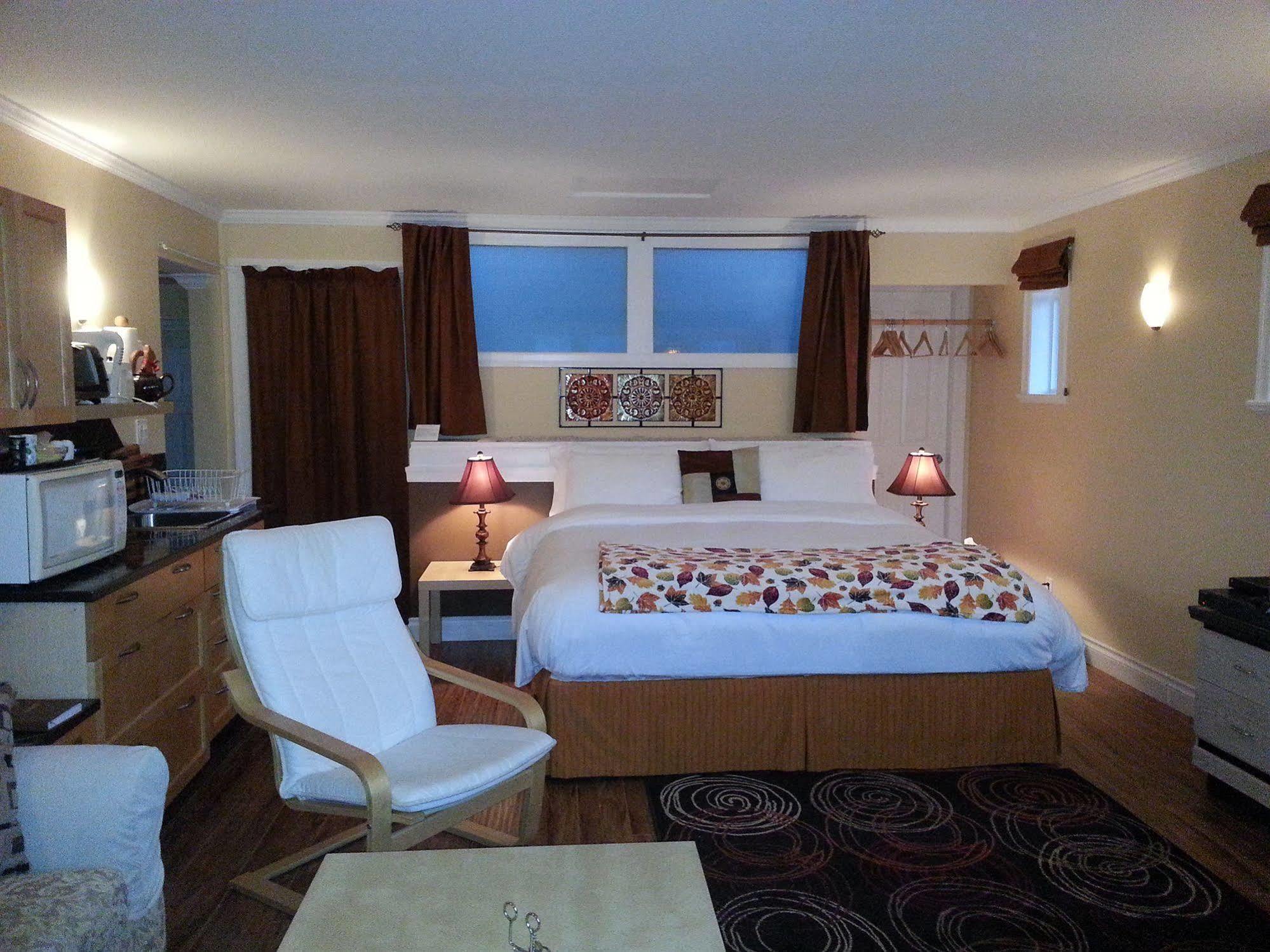 Above The Inlet Hotel Sechelt Exterior foto