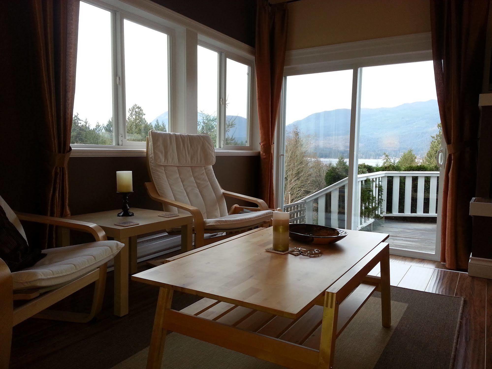 Above The Inlet Hotel Sechelt Exterior foto