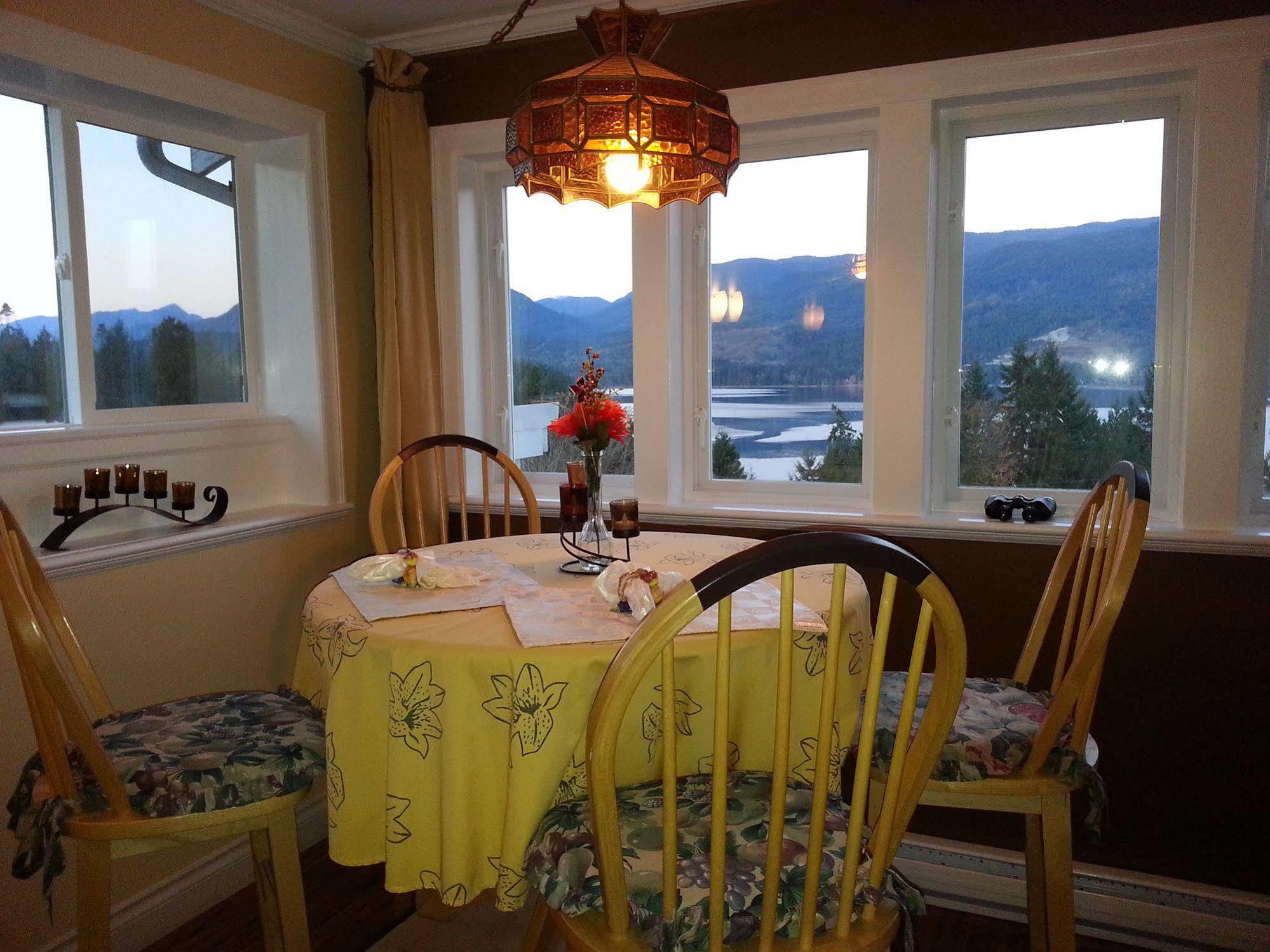 Above The Inlet Hotel Sechelt Exterior foto