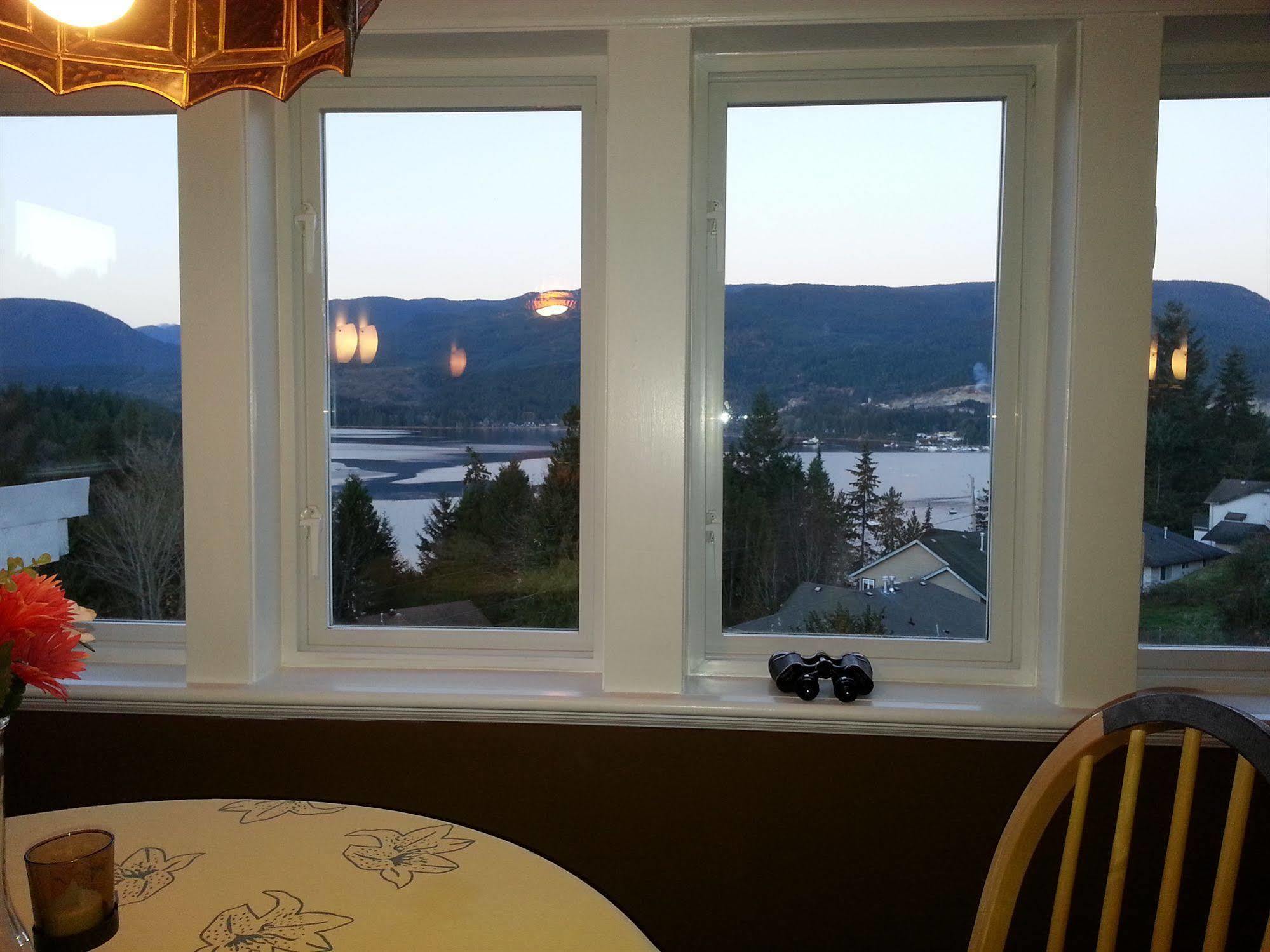 Above The Inlet Hotel Sechelt Exterior foto
